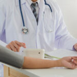 Mắc hội chứng tăng huyết áp áo choàng trắng có nguy hiểm?