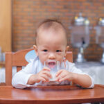 Trẻ 1 tuổi ăn được những gì và ăn bao nhiêu là đủ?