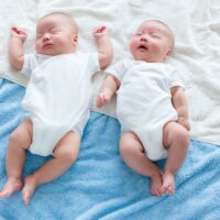 5 dấu hiệu nhận biết mang thai đôi sớm nhất mẹ bầu cần chú ý