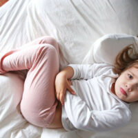 16 lý do khiến bé bị đau bụng và cách xử lý nhanh bố mẹ cần biết