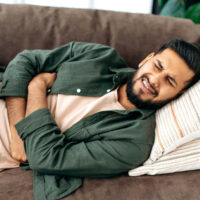 Đau bụng co thắt từng cơn: Cẩn trọng với các bệnh về tiêu hóa