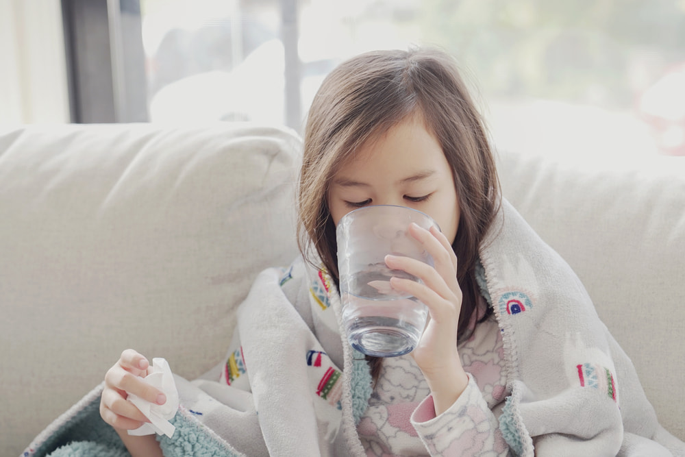 Khi bé bị nghẹt mũi về đêm thì bố mẹ phải làm sao?