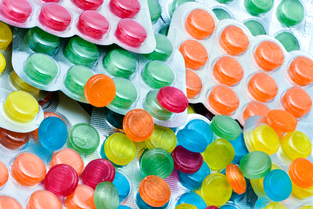 Ngậm kẹo để giúp giảm đau họng mất tiếng