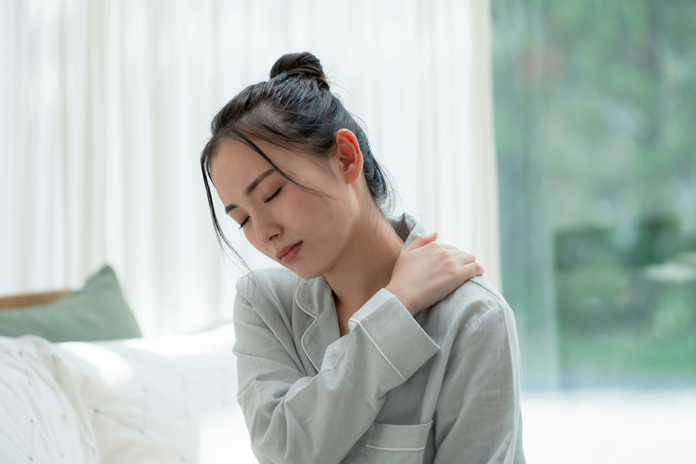 Ngủ dậy đau vai: Do tư thế ngủ hay bệnh lý tiềm ẩn?