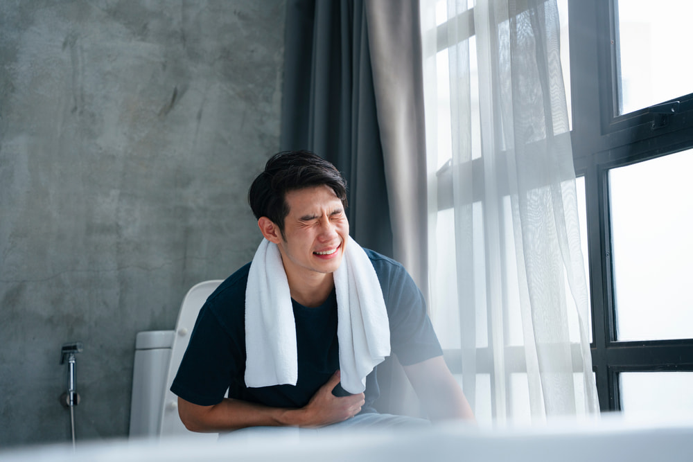Táo bón là một trong những nguyên nhân gây đau bụng dưới rốn ở nam giới