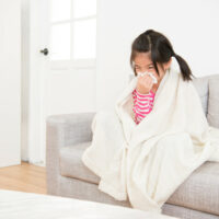 Trẻ nhỏ bị ho và nghẹt mũi: Bố mẹ cần rõ lý do và cách khắc phục