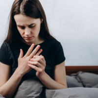 Sáng ngủ dậy bị tê bàn tay? Tham khảo ngay 6 mẹo sau từ Bowtie