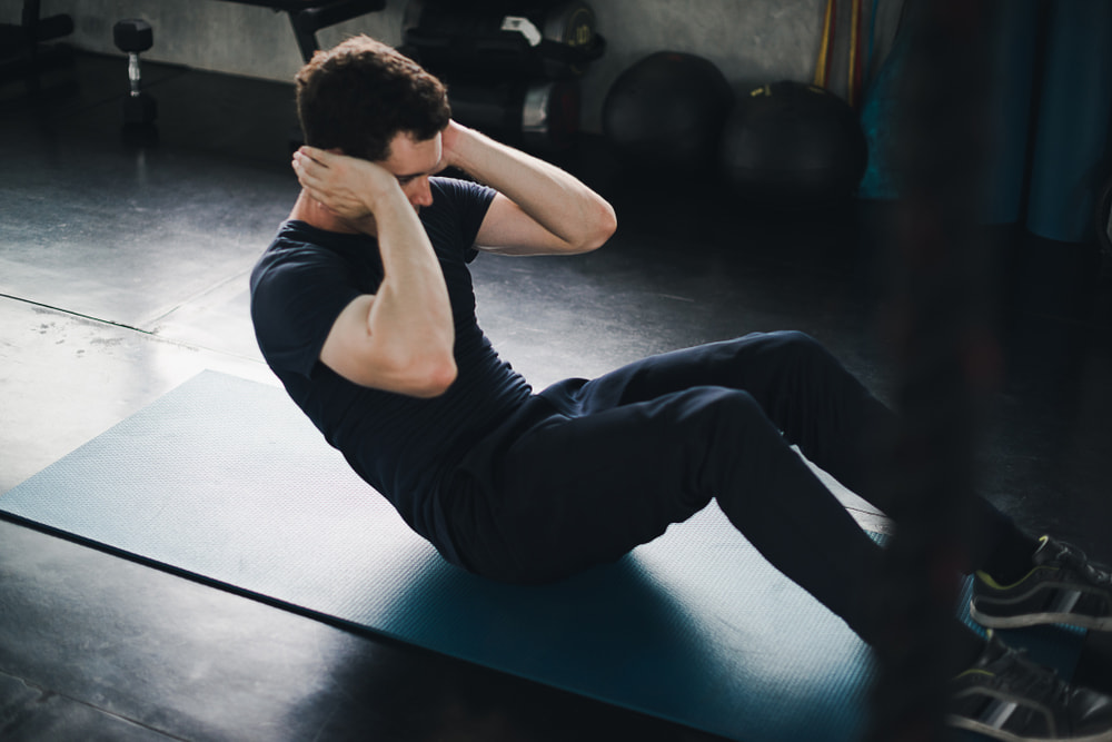 Bài tập sit-up (gập bụng) là một bài tập eo thon trước khi ngủ