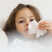 Trẻ nhỏ thở khò khè và nghẹt mũi: Bố mẹ nên xử lý như thế nào?