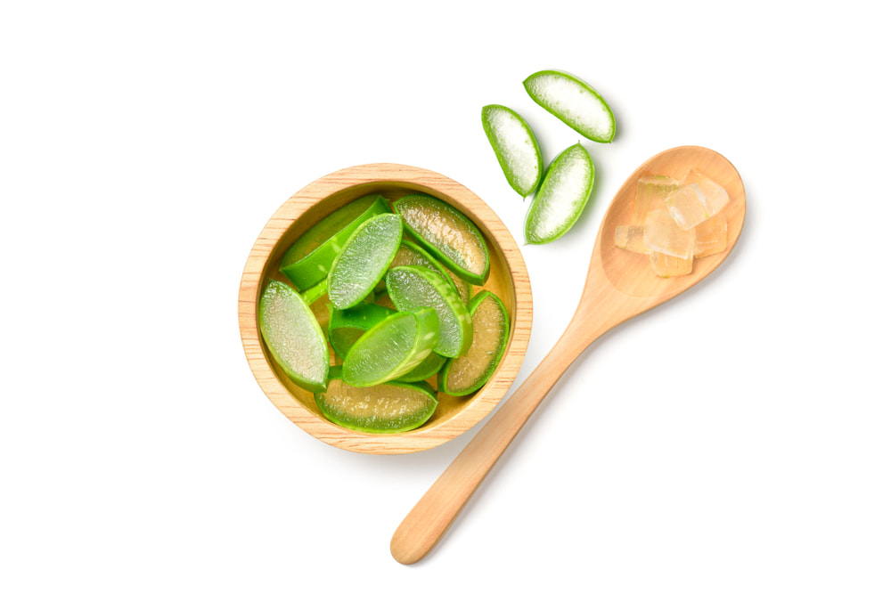 Bôi gel lô hội lên vị trí bị ngứa là cách giảm ngứa khi bị sốt xuất huyết