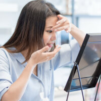 Có nên đeo lens khi đi ngủ? 5 tác hại khi đeo lens đi ngủ