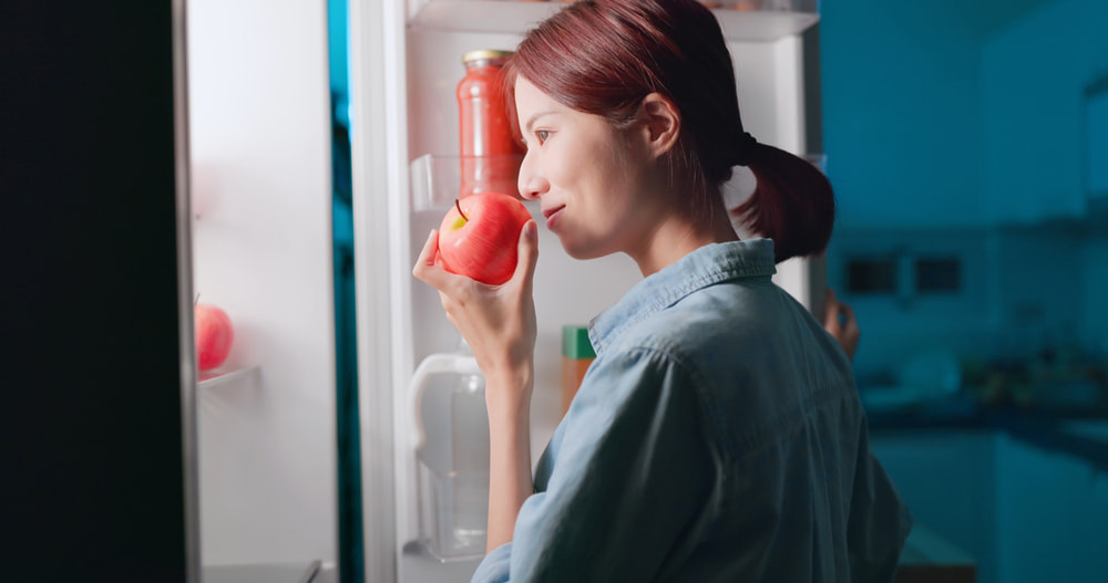 Có nên ăn táo trước khi đi ngủ không?