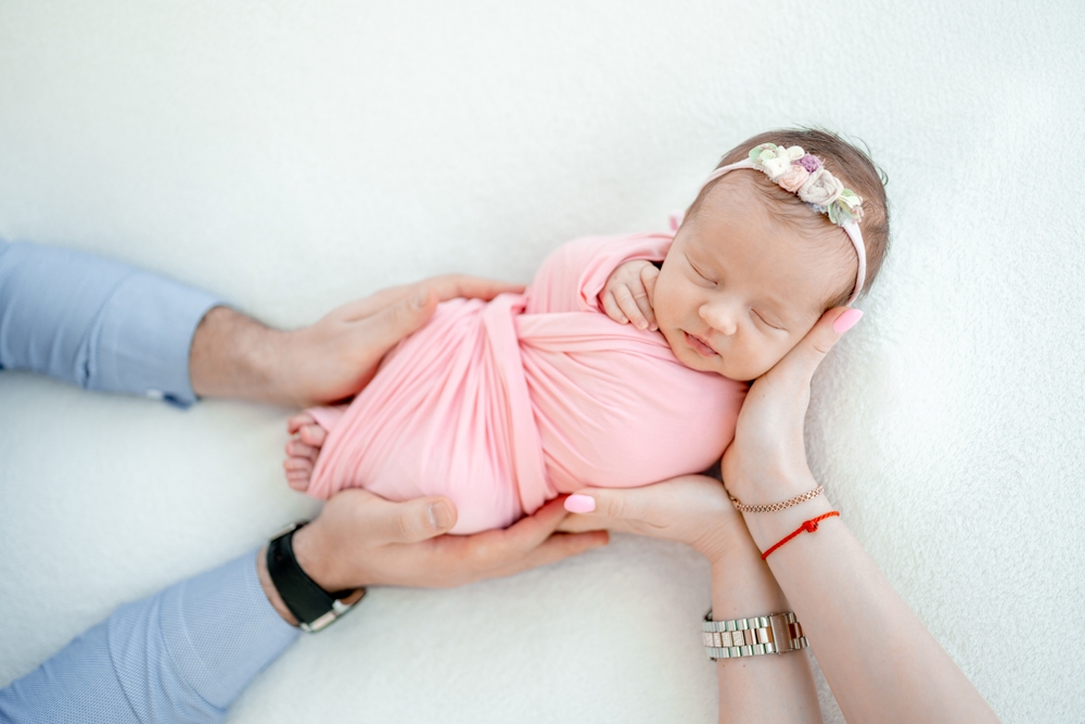 Cách quấn chặt trẻ sơ sinh khi ngủ