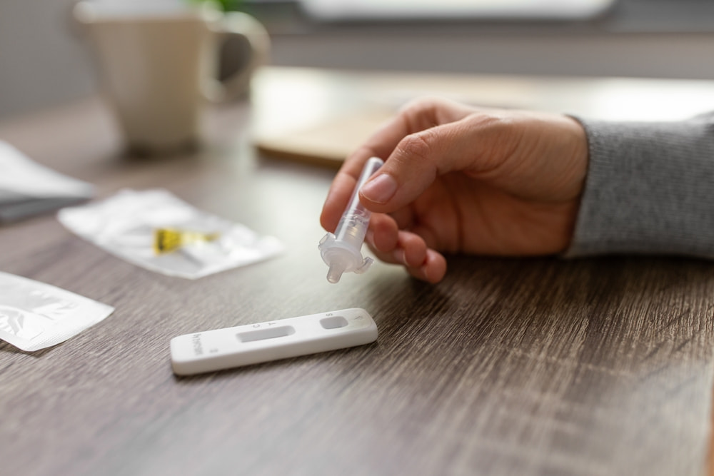 Kiểm tra, xét nghiệm cúm A bằng cách nào? Sử dụng que test cúm A