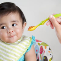 Lợi ích vàng của dầu cá hồi cho bé ăn dặm: Loại nào tốt?