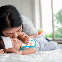 Trẻ bị sốt, ngủ hay giật mình: Lý do vì đâu, có nguy hiểm không?